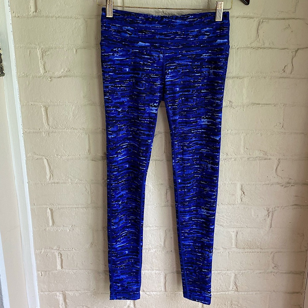 Weatherproof 32 degrees bright blue fun pattern stretchy workout leggings